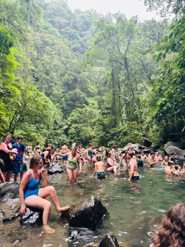 La Fortuna Waterfall crowded 