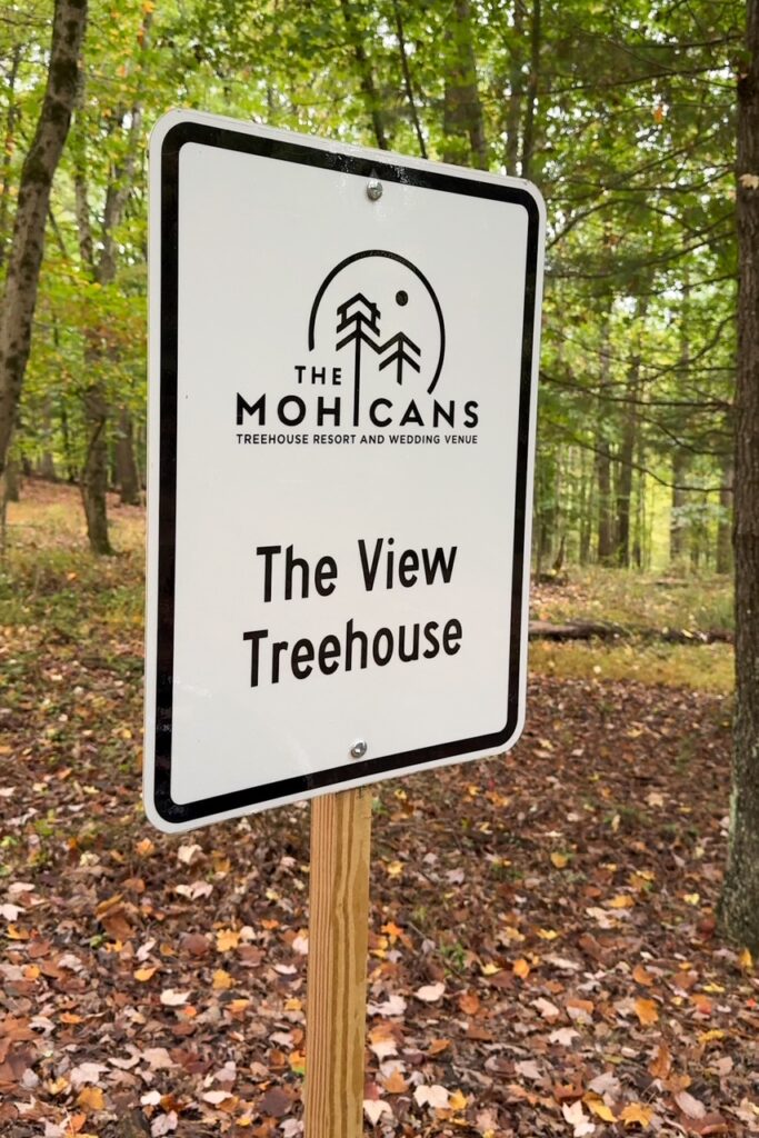 Signs will help you find your treehouse